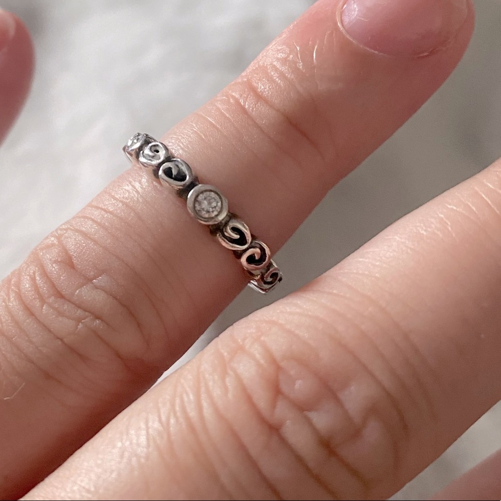 PANDORA swirl ring with single stone